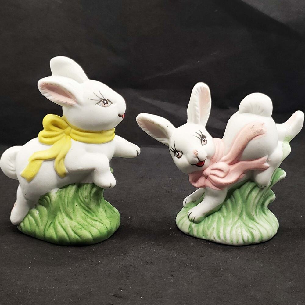 Vintage kitch Happy Bunny Rabbit Salt & Pepper Shaker Set